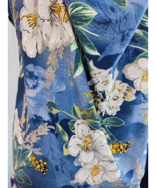 Bluzka niebieska z lejącym dekoltem typu woda - białe kwiaty